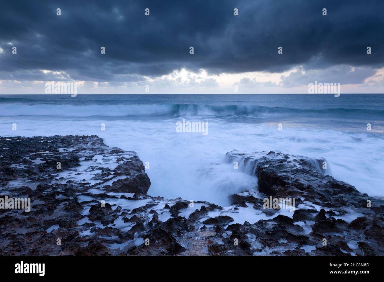 Ciel orageux et vagues s'écrasant sur la côte rocheuse, la péninsule d'Akamas, l'île de Chypre, l'est de la Méditerranée Banque D'Images