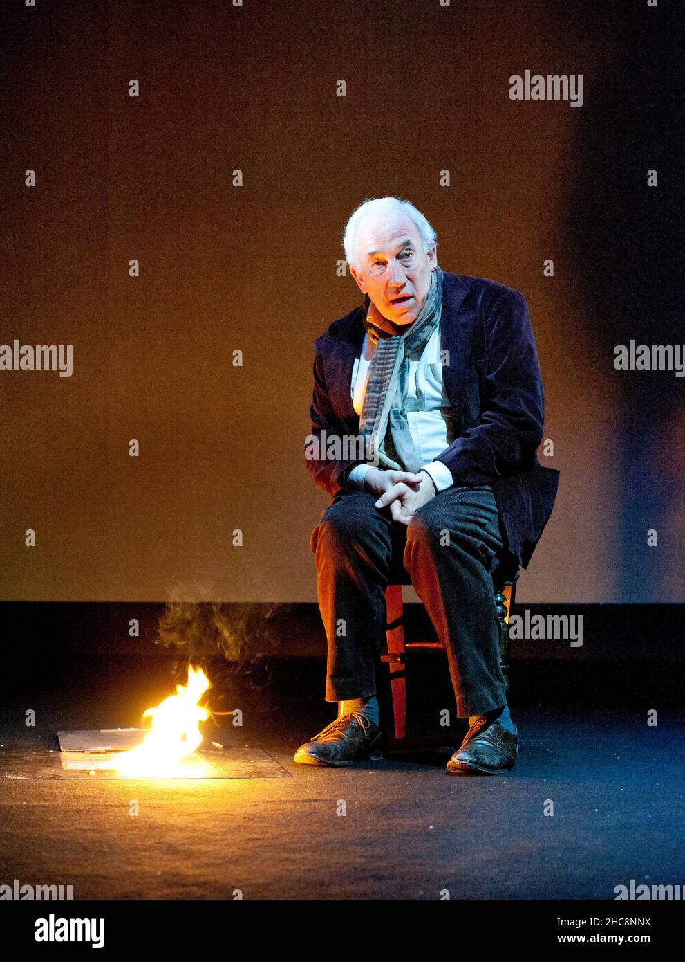 Simon Cinlow dans UN NOËL CAROL par Charles Dickens au Arts Theatre, Londres WC2 10/12/2011 conçu et réalisé par Tom Cairns Lighting : Andreas Fuchs Banque D'Images