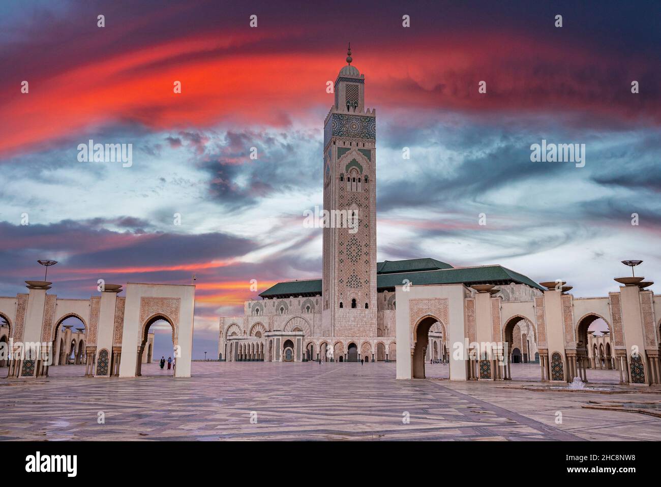 Vue à angle bas de la mosquée historique Hasan II avec minaret le plus haut contre un ciel spectaculaire Banque D'Images