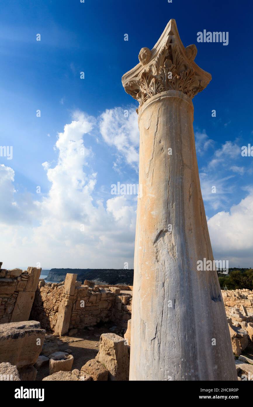 Kourion pilier ruines du temple, ancienne cité-état grecque sur la côte sud-ouest de Chypre, est méditerranéen Banque D'Images