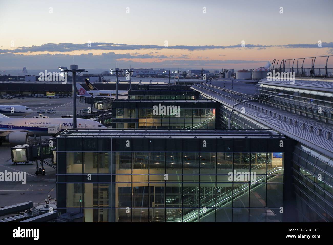 Le beau lever du soleil en début de matinée sur la terrasse d'observation du terminal international de l'aéroport de Haneda. Banque D'Images