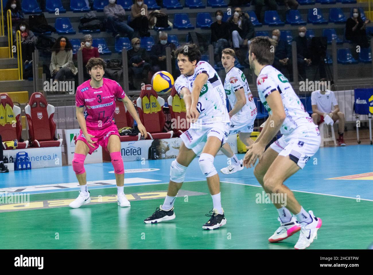 Civitanova Marche, Italie.26th décembre 2021.Ricezione Mattia Bottolo, Kioene Padova durante Cucine Lube Civitanova vs Kione Padova, Campionato di Volley Superlega Serie A in Civitanova Marche, Italia, 26 dicembre 2021 crédit: Independent photo Agency/Alay Live News Banque D'Images