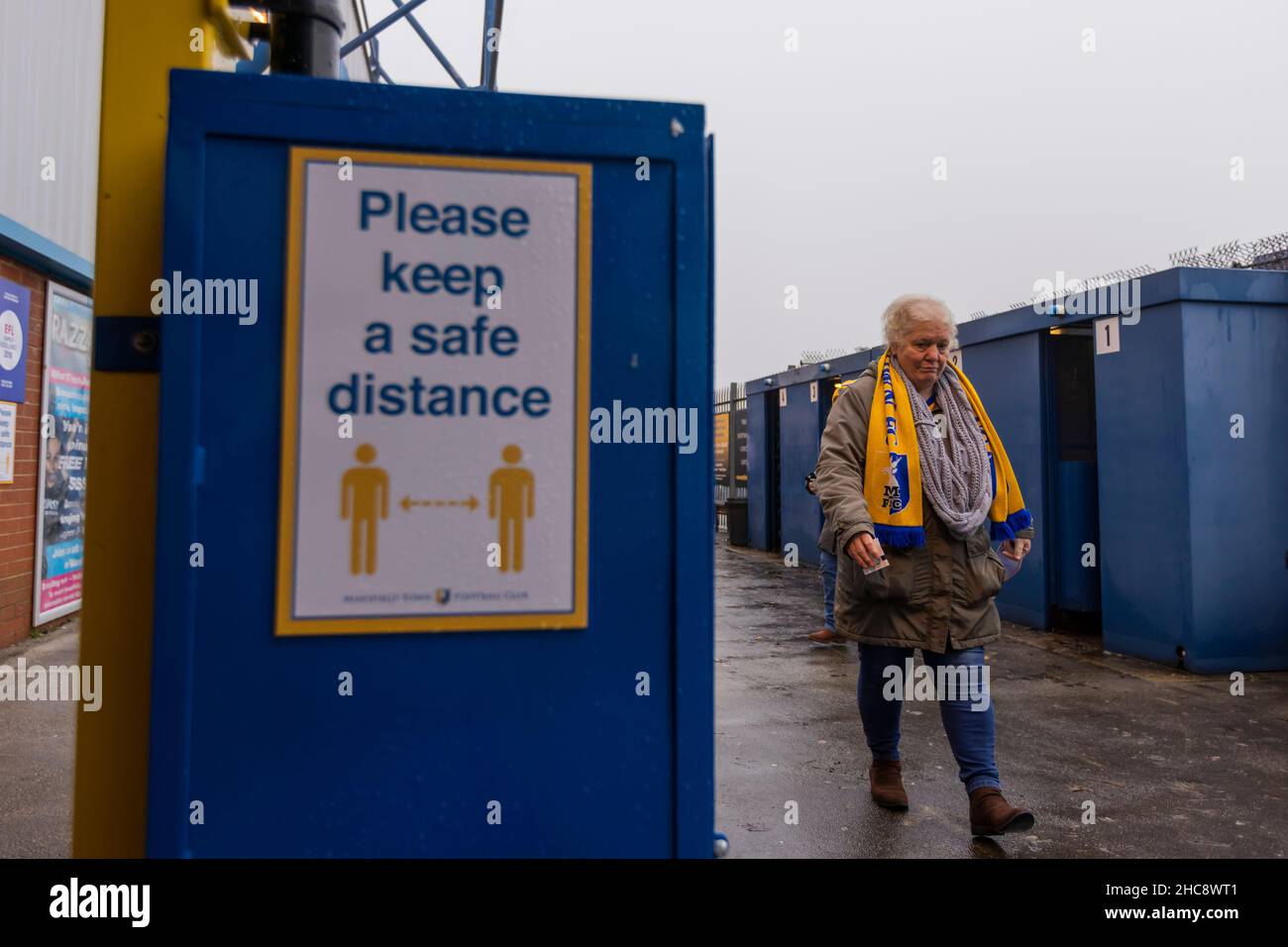 Les fans arrivent aujourd'hui pour le match Sky Bet League Two au One Call Stadium, Mansfield.Date de la photo: Dimanche 26 décembre 2021. Banque D'Images