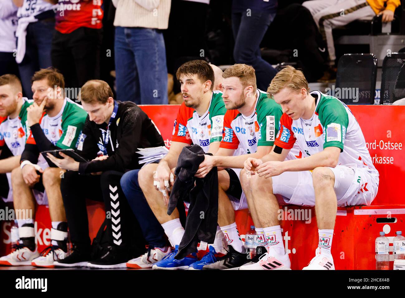 26 décembre 2021, Schleswig-Holstein, Flensburg: Handball: Bundesliga, SG Flensburg-Handewitt - SC Magdeburg, Matchday 18, Frens-Arena.Les joueurs de Flensburg réagissent déçu après la défaite à la maison contre Magdeburg.Photo: Frank Molter/dpa Banque D'Images