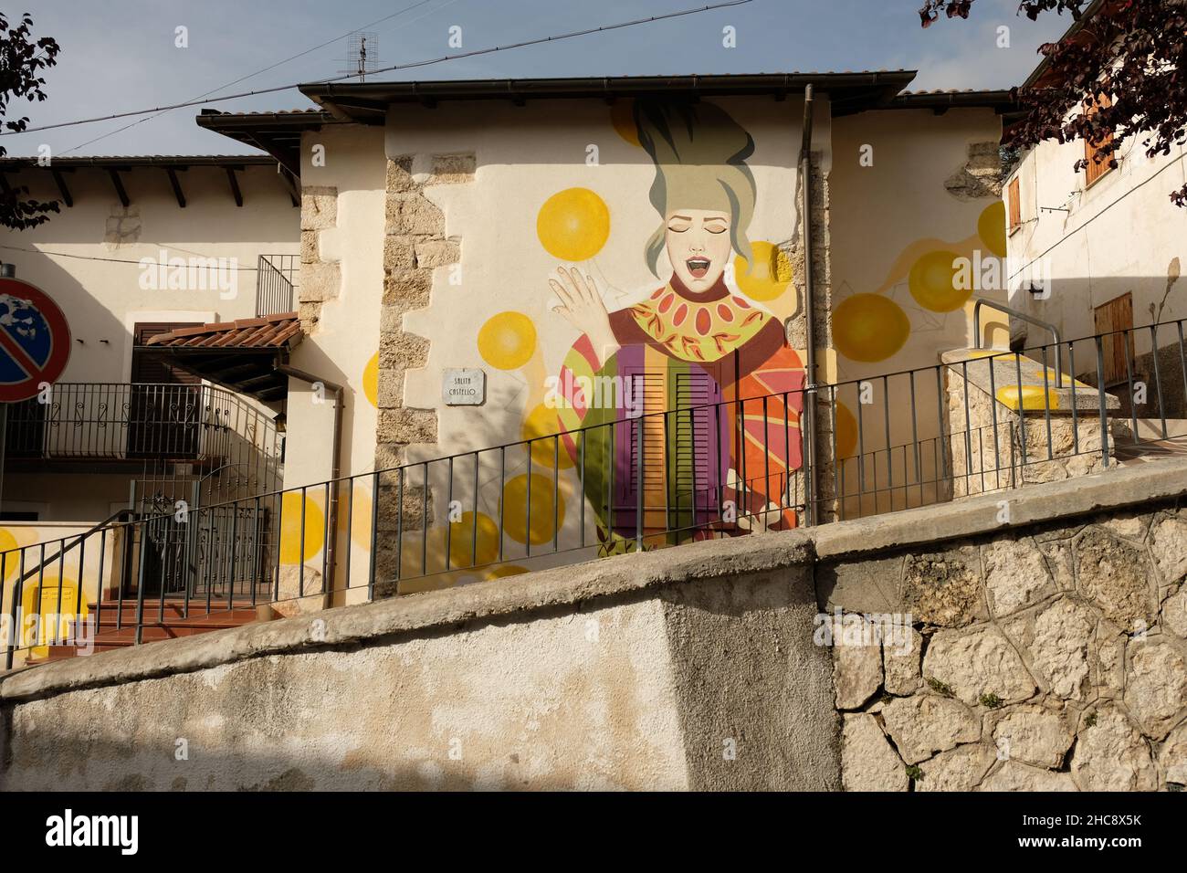 Graffiti d'art de rue dans la vieille ville d'Aielli, Avezzano, Italie, novembre 25 2021 Banque D'Images