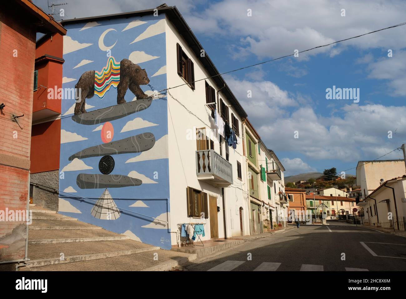 Graffiti d'art de rue dans la vieille ville d'Aielli, Avezzano, Italie, novembre 25 2021 Banque D'Images