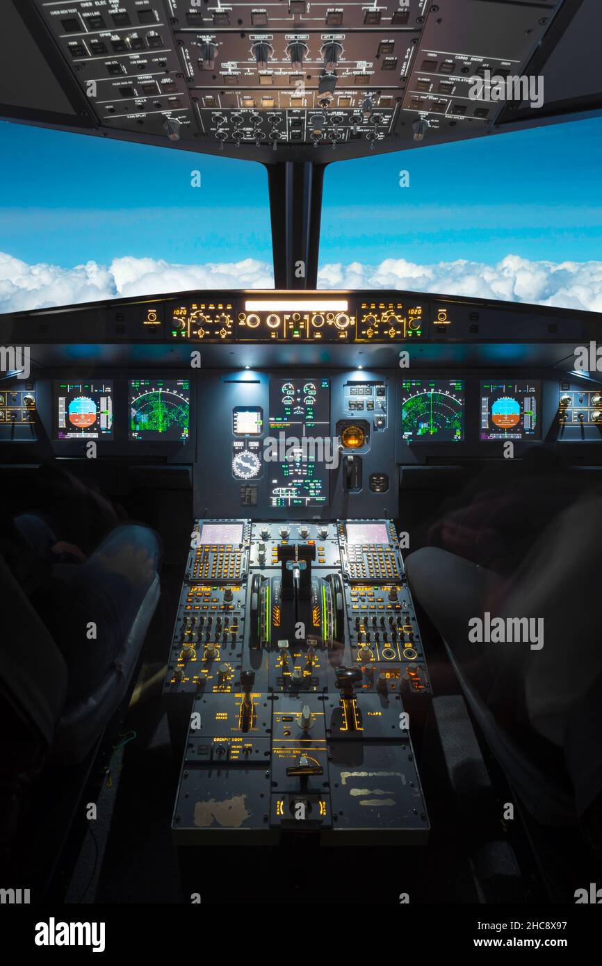 à l'intérieur d'un grand cockpit d'avion volant, volant au-dessus des nuages Banque D'Images