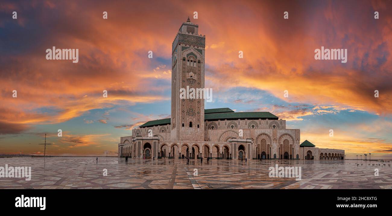 Vue à angle bas de la mosquée historique Hasan II avec minaret le plus haut contre un ciel spectaculaire Banque D'Images