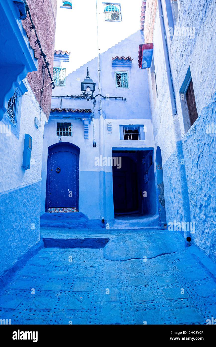 La célèbre maison de couleur bleue avec structure traditionnelle des deux côtés de l'allée étroite Banque D'Images