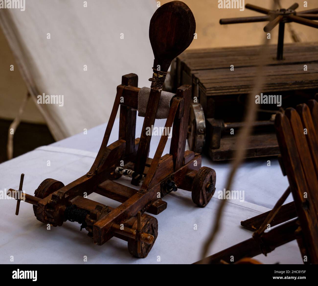 petit modèle catapulte en bois, reproduction miniature de l'arme de siège médiévale Banque D'Images