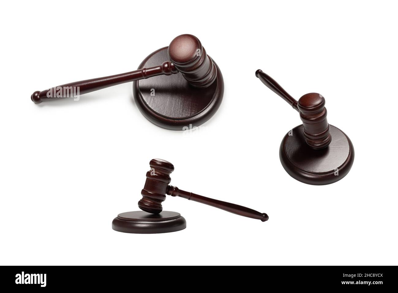 Un juge en bois et une table de son isolés sur un fond blanc.Système de justice du droit conceptuel. Banque D'Images