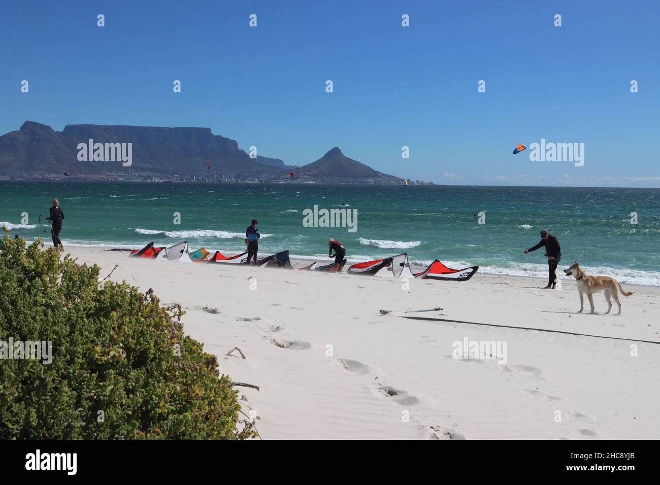 Montagne de table et surfeurs profitant du vent et de la mer agitée à Blouberg Beach, Afrique du Sud Banque D'Images