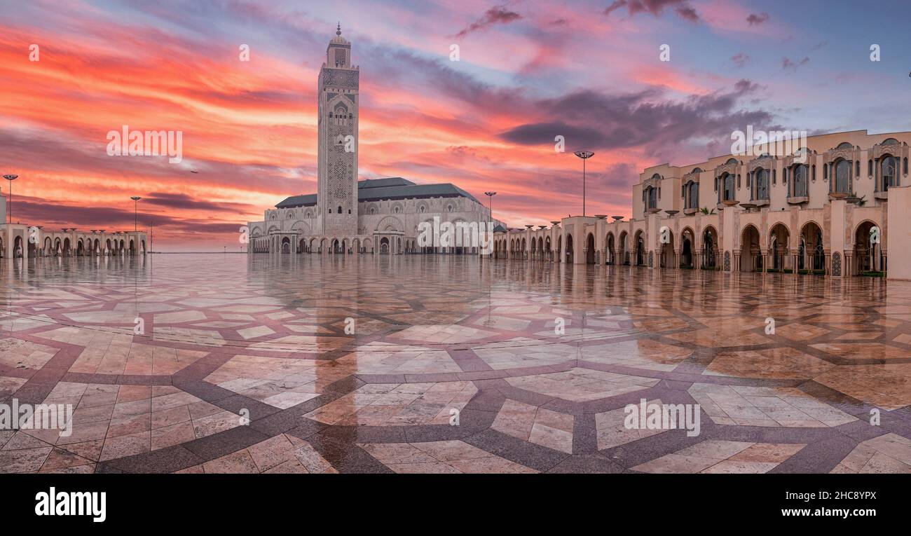 Vue à angle bas de la mosquée historique Hasan II avec minaret le plus haut contre un ciel spectaculaire Banque D'Images