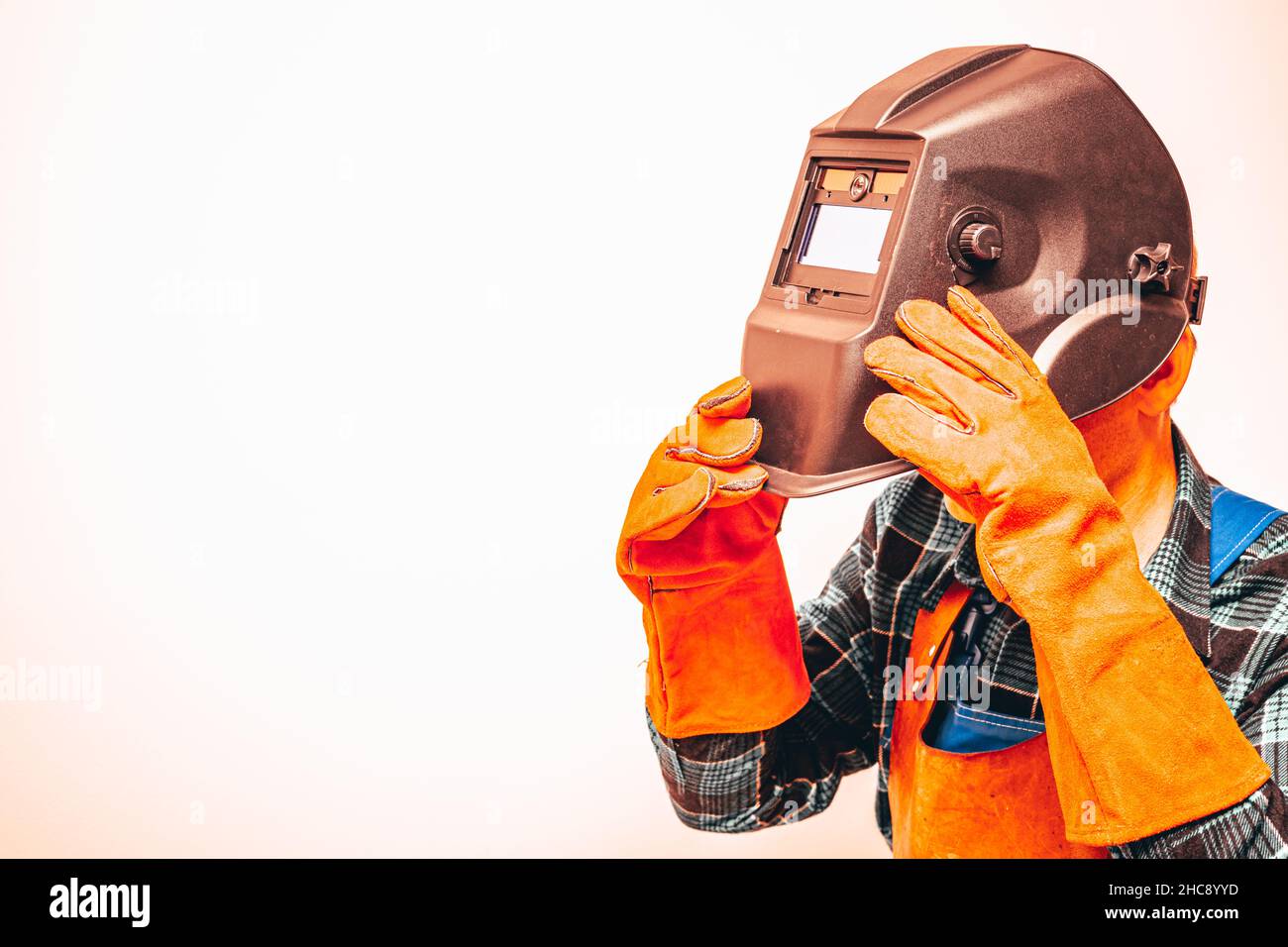 Ouvrier lourd dans une combinaison de protection avec un masque pour protéger les yeux et le visage, couleurs vives, espace pour le texte Banque D'Images