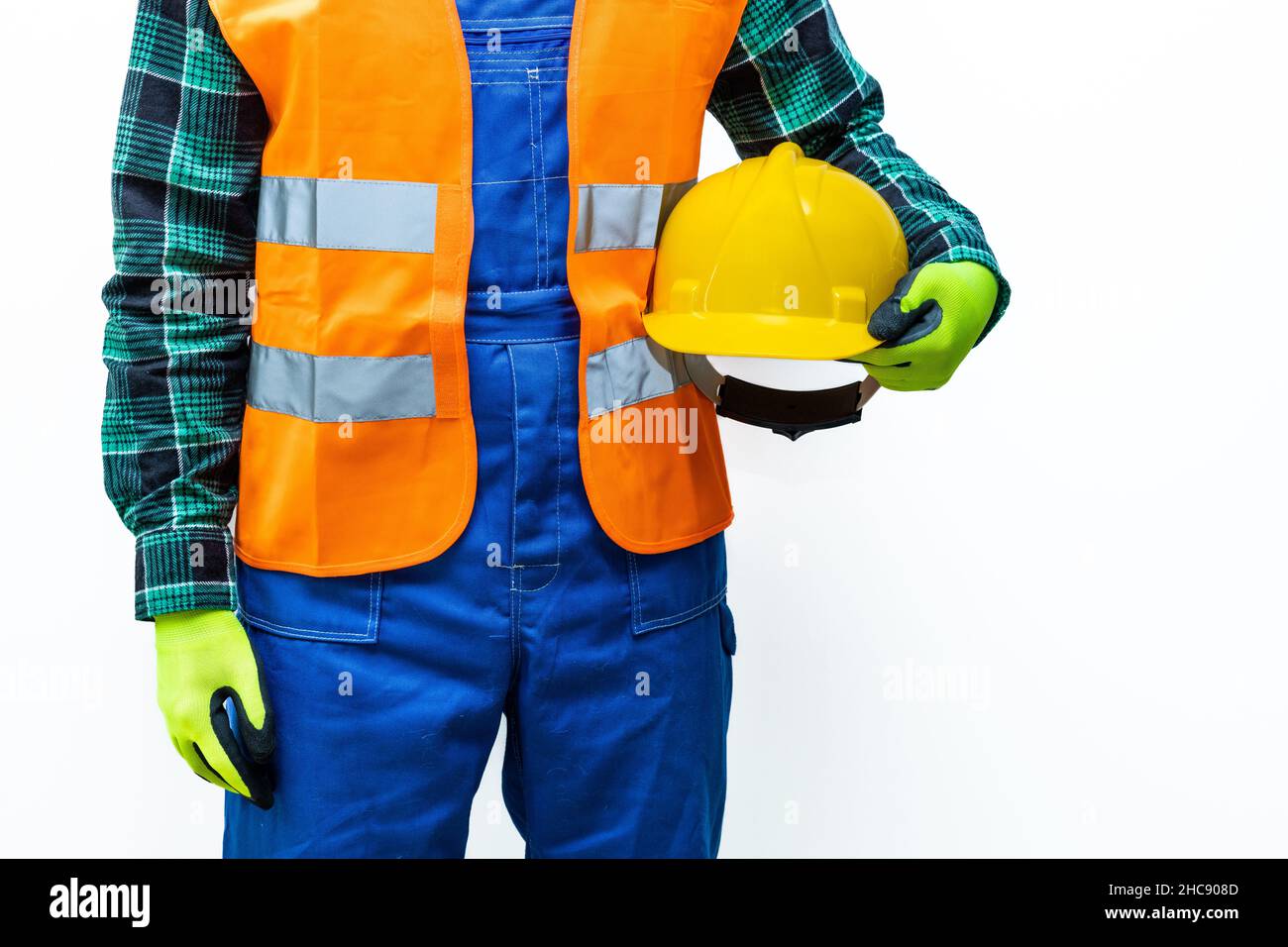 Travailleur de la construction ou de la route portant une veste haute visibilité avec un casque sous son bras, fond blanc Banque D'Images