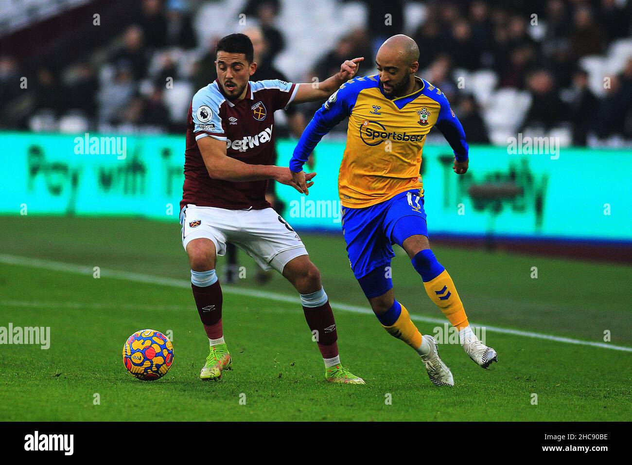 Londres, Royaume-Uni.26th décembre 2021.Nathan Redmond de Southampton (R) détient Pablo Fornals de West Ham United (L).Match de la Premier League, West Ham Utd v Southampton au stade de Londres, parc olympique Queen Elizabeth à Londres le lendemain de Noël, dimanche 26th décembre 2021. Cette image ne peut être utilisée qu'à des fins éditoriales.Utilisation éditoriale uniquement, licence requise pour une utilisation commerciale.Aucune utilisation dans les Paris, les jeux ou les publications d'un seul club/ligue/joueur. photo par Steffan Bowen/Andrew Orchard sports photographie/Alay Live news crédit: Andrew Orchard sports photographie/Alay Live News Banque D'Images