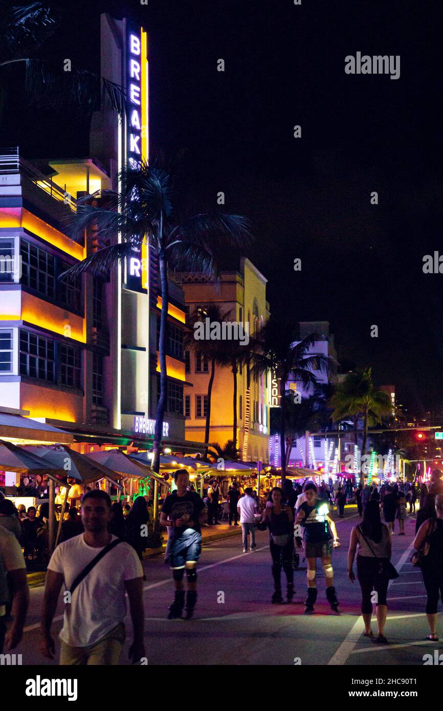 Miami Beach Ocean Drive s'allume la nuit Banque D'Images