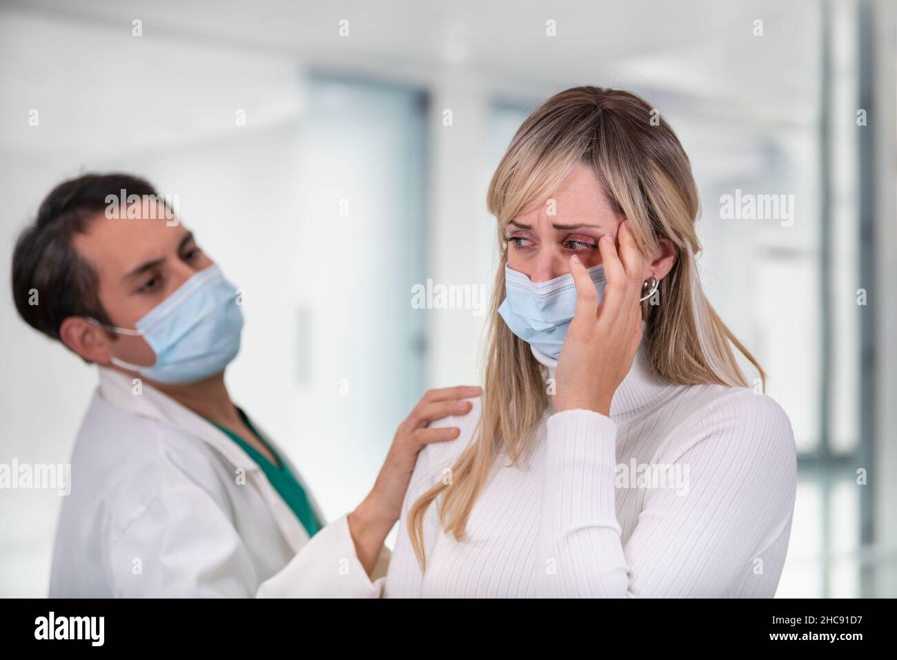 La femme pleurant étant réconfortée par un médecin Banque D'Images