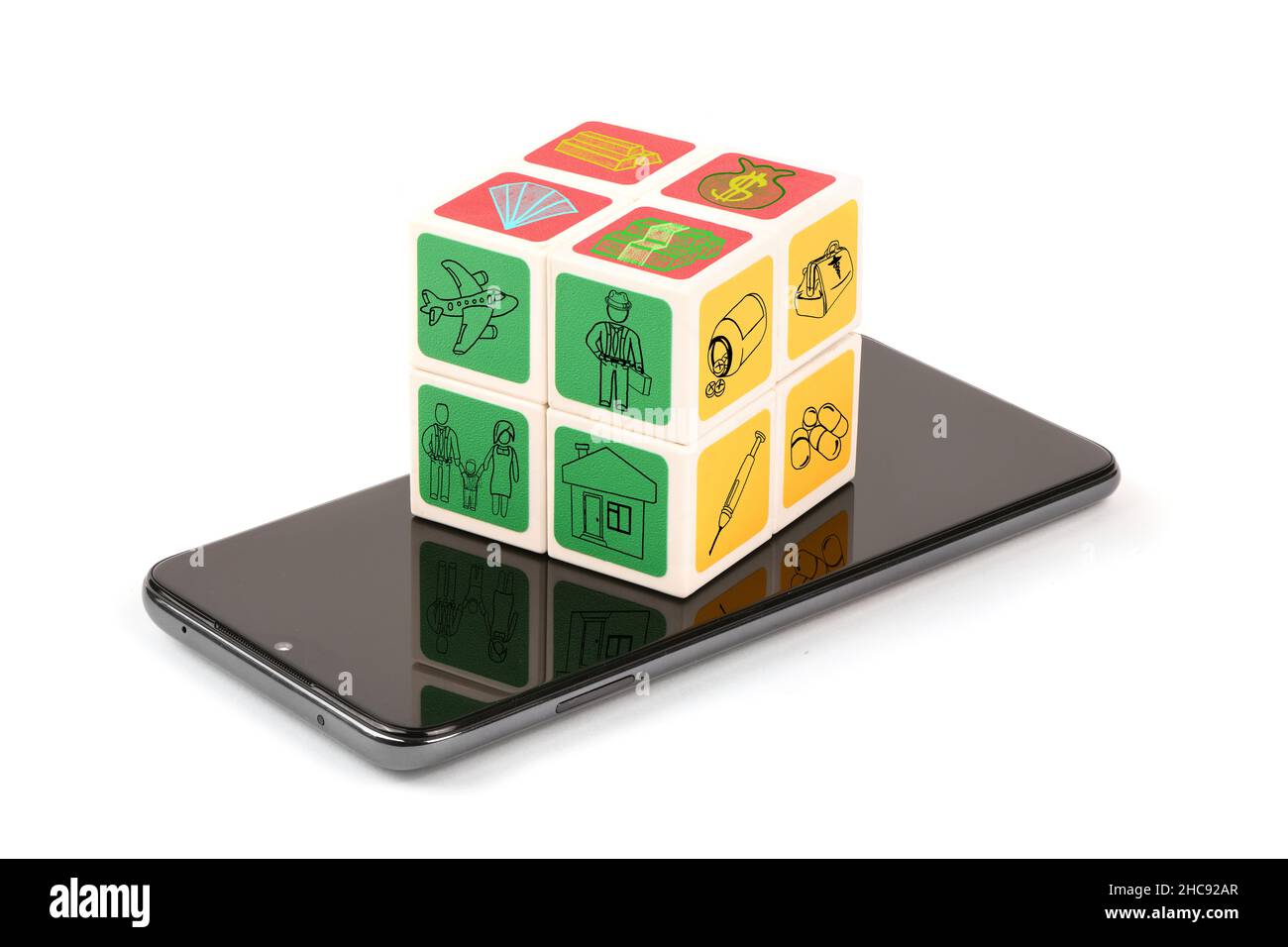 Cube avec icônes vie de famille, voyage en voiture et Voyage par avion, santé et assurance maison, icônes de gains en espèces sur smartphone mobile noir.Concept dans Banque D'Images