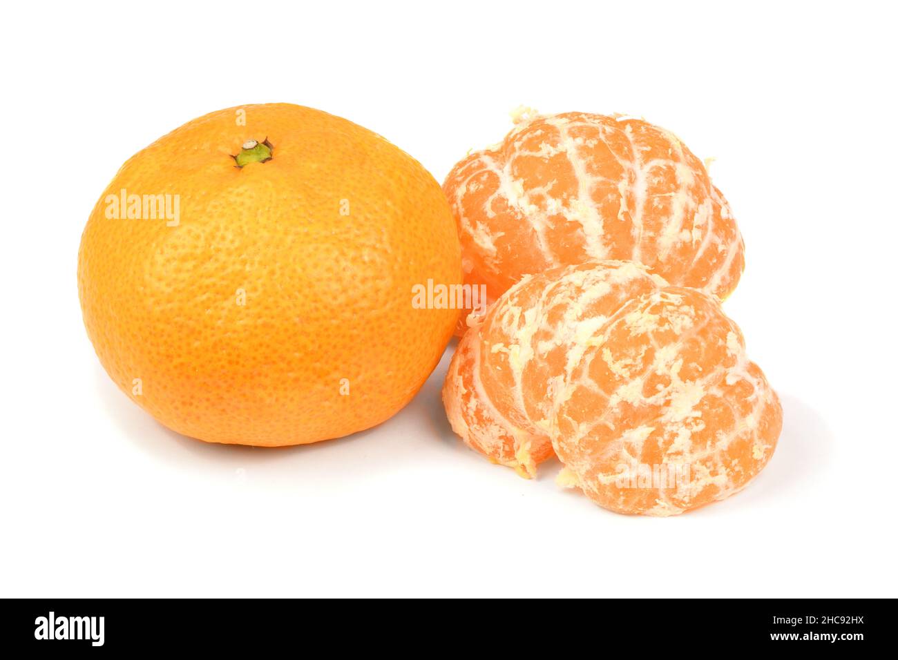 mandarine fraîche à l'orange mûre, tranches de mandarine, isolée sur fond blanc.Photo haute résolution.Profondeur de champ complète. Banque D'Images