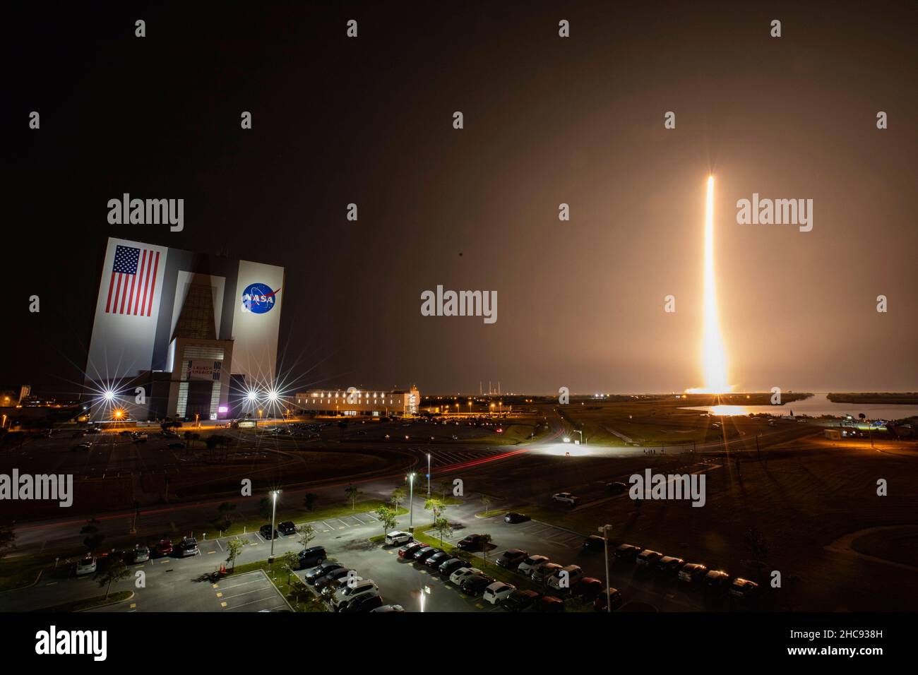 Cape Canaveral, États-Unis d'Amérique.09 décembre 2021.Une fusée SpaceX Falcon 9 transportant le vaisseau spatial de la NASA Imaging X-ray Polarimetry Explorer est sortie du Launch Complex 39A tôt le matin au Kennedy Space Center le 9 décembre 2021 à Cape Canaveral, Floride.L'engin spatial IXPE est le premier satellite dédié à la mesure de la polarisation des rayons X provenant de diverses sources cosmiques.Credit: Cory S. Huston/NASA/Alamy Live News Banque D'Images