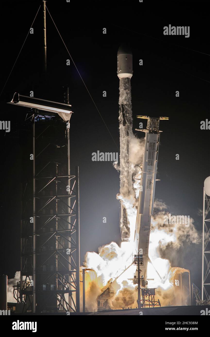 Cape Canaveral, États-Unis d'Amérique.09 décembre 2021.Une fusée SpaceX Falcon 9 transportant le vaisseau spatial de la NASA Imaging X-ray Polarimetry Explorer est sortie du Launch Complex 39A tôt le matin au Kennedy Space Center le 9 décembre 2021 à Cape Canaveral, Floride.L'engin spatial IXPE est le premier satellite dédié à la mesure de la polarisation des rayons X provenant de diverses sources cosmiques.Crédit : Kevin Davis et Chris Coleman/NASA/Alay Live News Banque D'Images