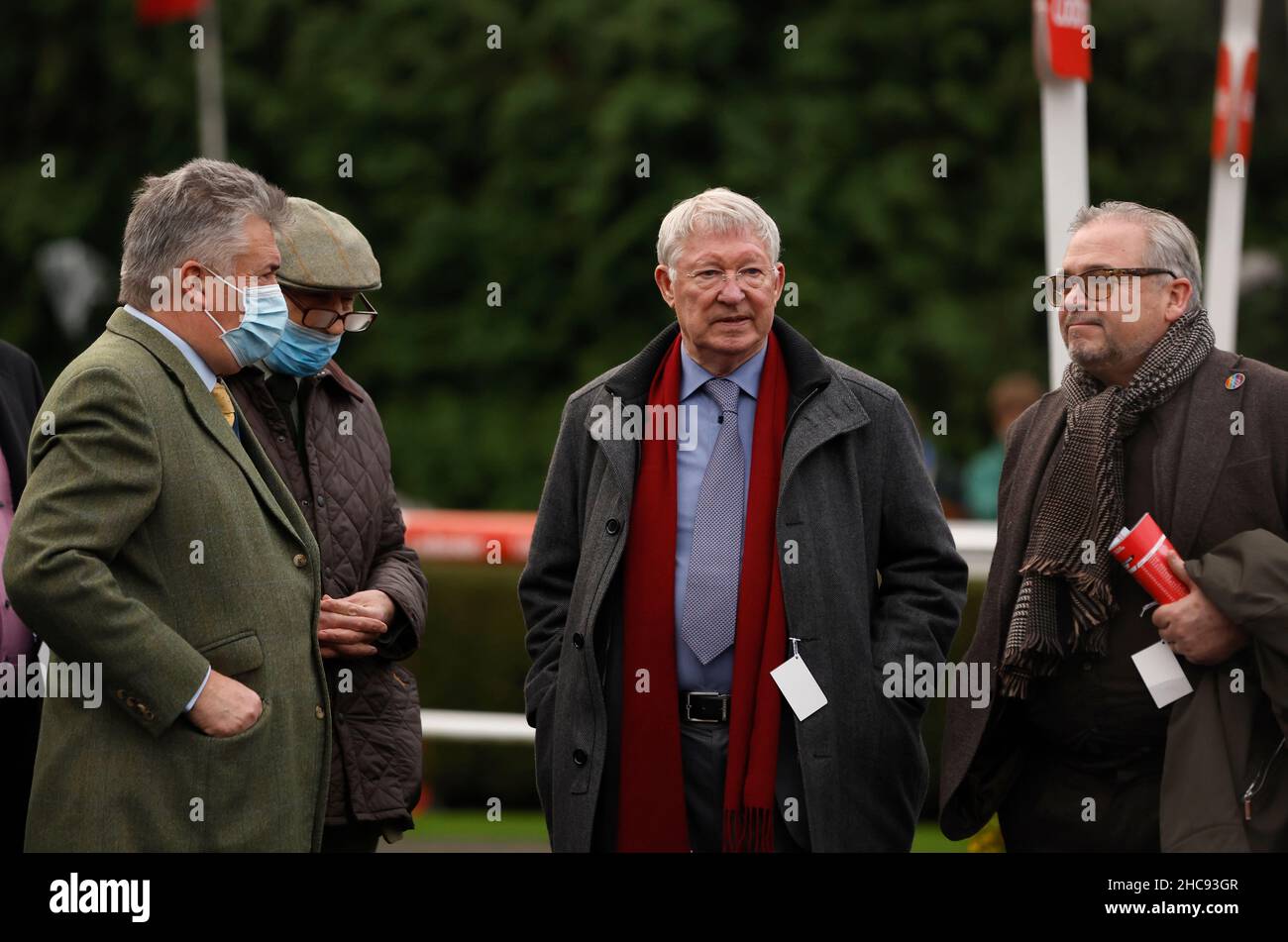 Paul Nicholls (à gauche) et Sir Alex Ferguson (au centre) pendant la journée de Chase du King George VI du Ladbrokes Christmas Festival à Kempton Park.Date de la photo: Dimanche 26 décembre 2021. Banque D'Images