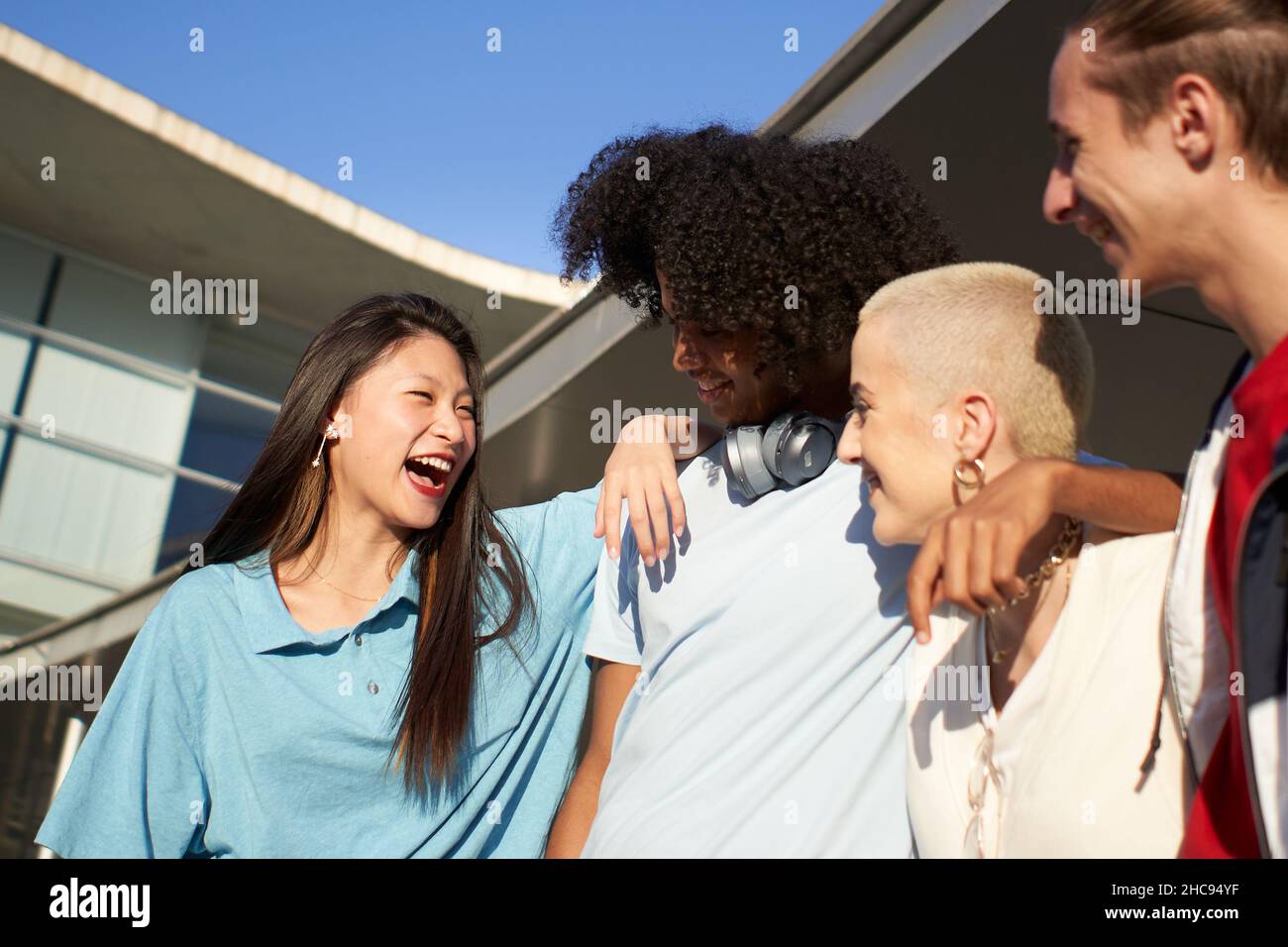 Groupe heureux d'élèves s'amusant ensemble. Banque D'Images