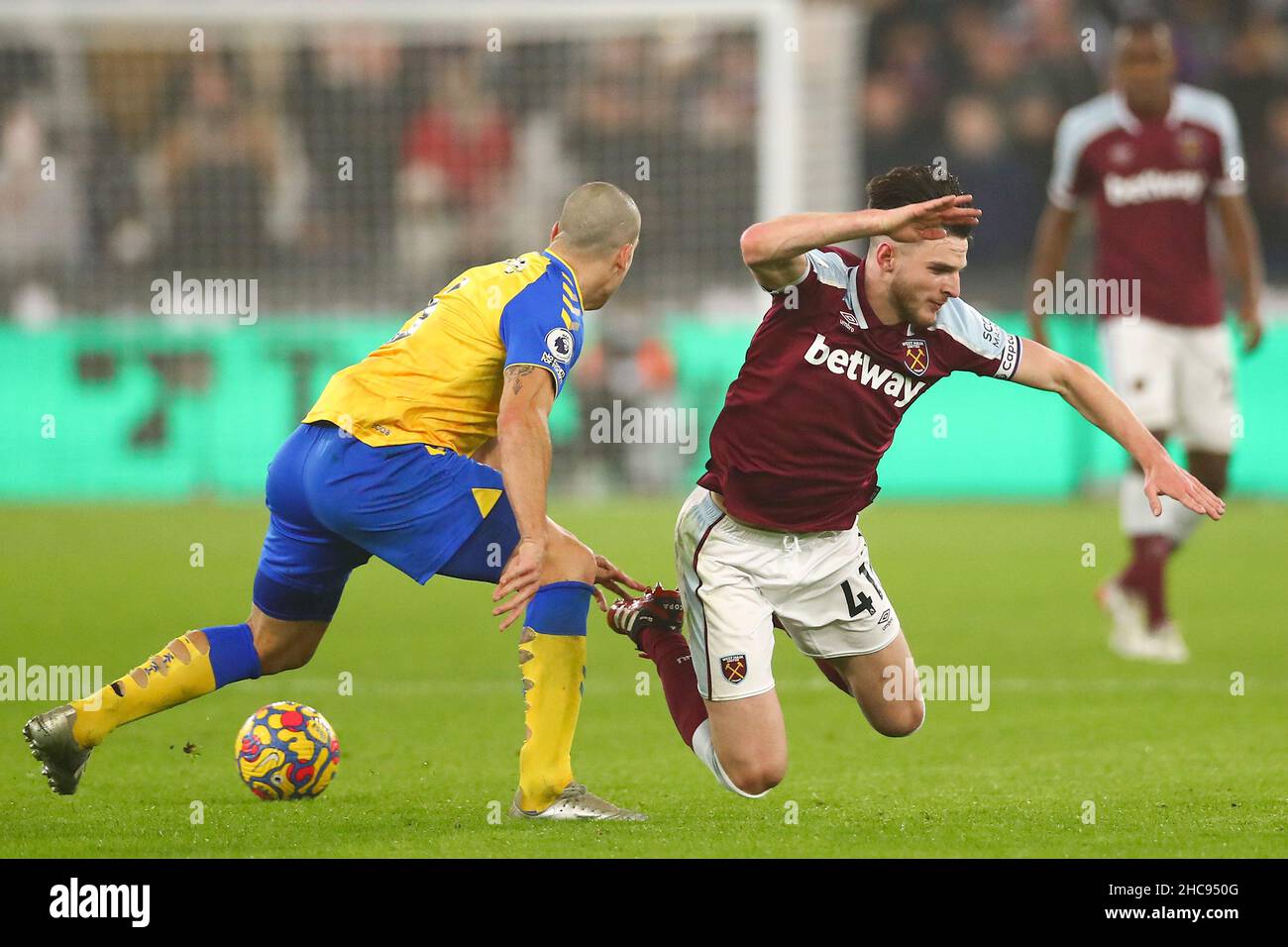 Londres, Angleterre, 26th décembre 2021.Oriol Romeu de Southampton s'attaque au Declan Rice de West Ham lors du match de la Premier League au London Stadium, Londres.Crédit photo à lire: Jacques Feeney / Sportimage crédit: Sportimage / Alay Live News Banque D'Images