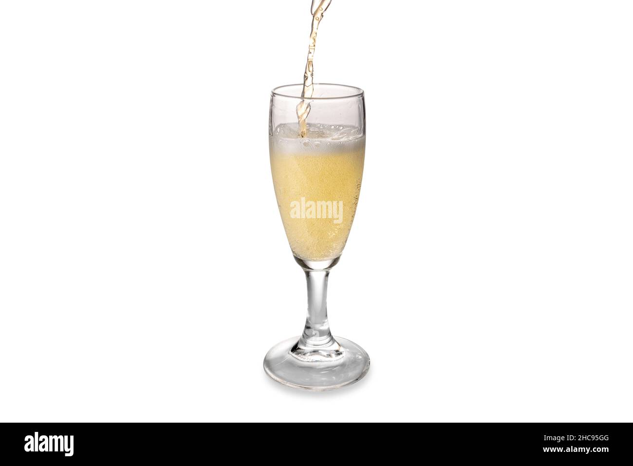 Champagne ou vin mousseux verser dans un verre avec des éclaboussures isolées sur blanc, espace de copie Banque D'Images