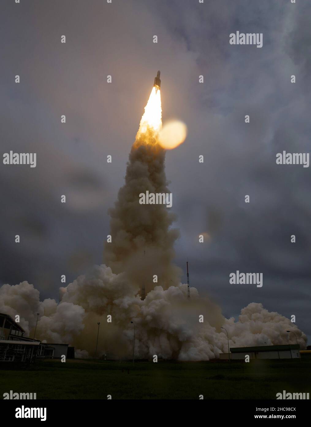KOURO, GUYANE FRANÇAISE - 25 décembre 2021 - le télescope spatial James Webb lance une fusée Ariane 5 à bord de la zone de lancement ELA-3 de la SP européenne Banque D'Images