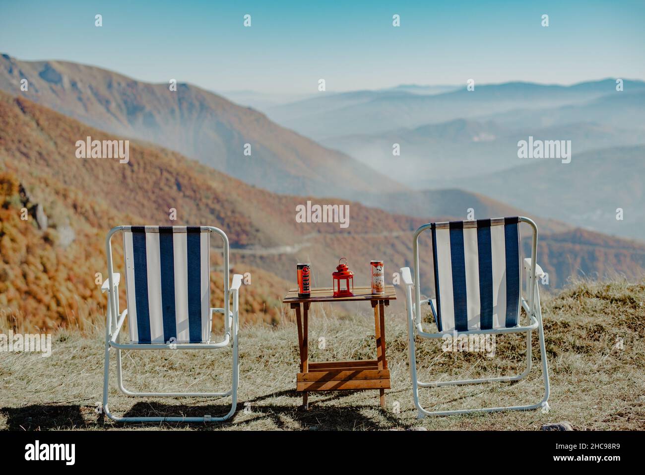Chaises et une table avec café sur une montagne, Zenica, Bosnie-Herzégovine Banque D'Images