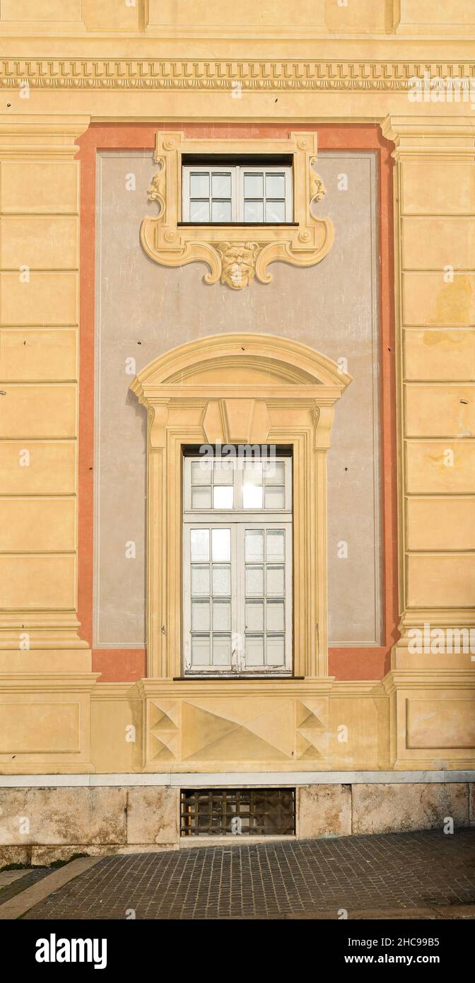 Détail du côté du Palazzo Ducale donnant sur la place Piazza de Ferrari avec une fresque en trompe-l'œil typique, Gênes, Ligurie, Italie Banque D'Images