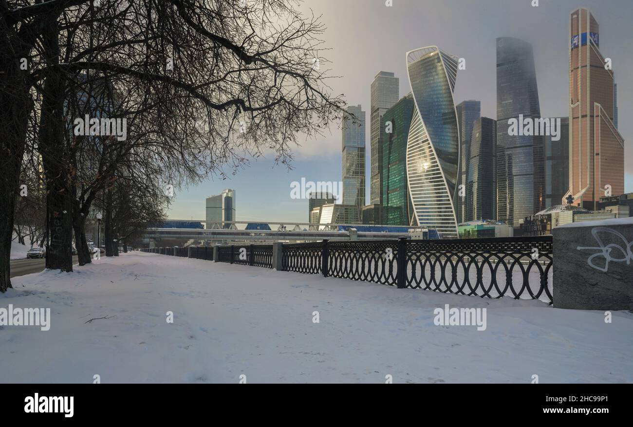 Moscou, Russie - 22 décembre 2021.Vue sur les bâtiments de la ville de Moscou et le pont depuis le remblai de Taras Shevchenko.La photo a été prise en hiver..Photo de haute qualité Banque D'Images Moscou, Russie - 22 décembre 2021.Vue sur les bâtiments de la ville de Moscou et le pont depuis le remblai de Taras Shevchenko.La photo a été prise en hiver..Photo de haute qualité Banque D'Images