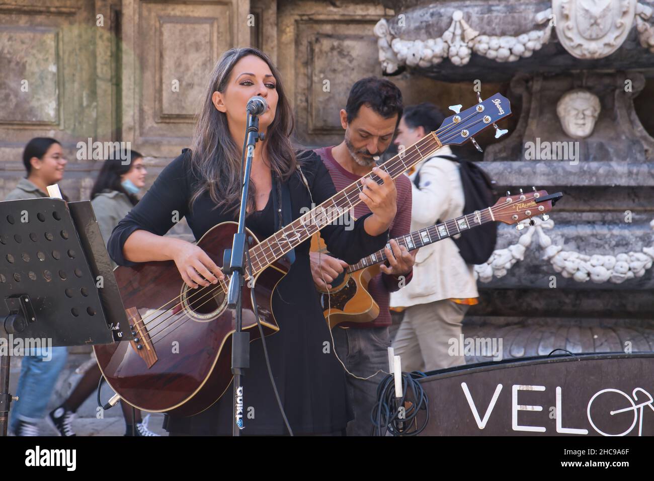 Deux musiciens de rue jouant une chanson sur la place four Corners à Palerme Banque D'Images