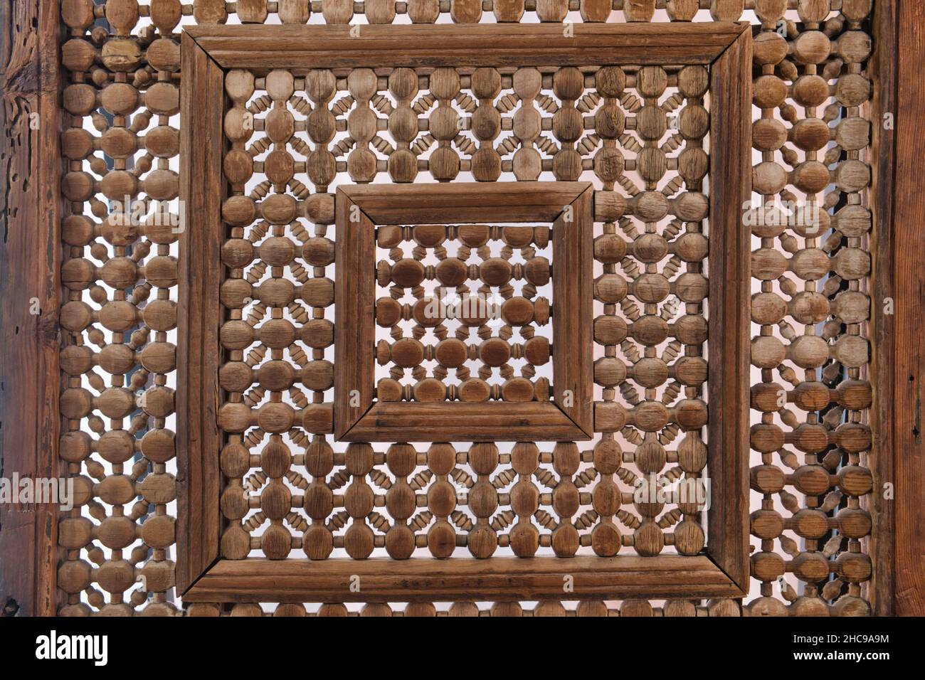 Vue rapprochée d'un Mashrabiya, une structure en bois à l'intérieur de la salle principale du Zisa à Palerme Banque D'Images