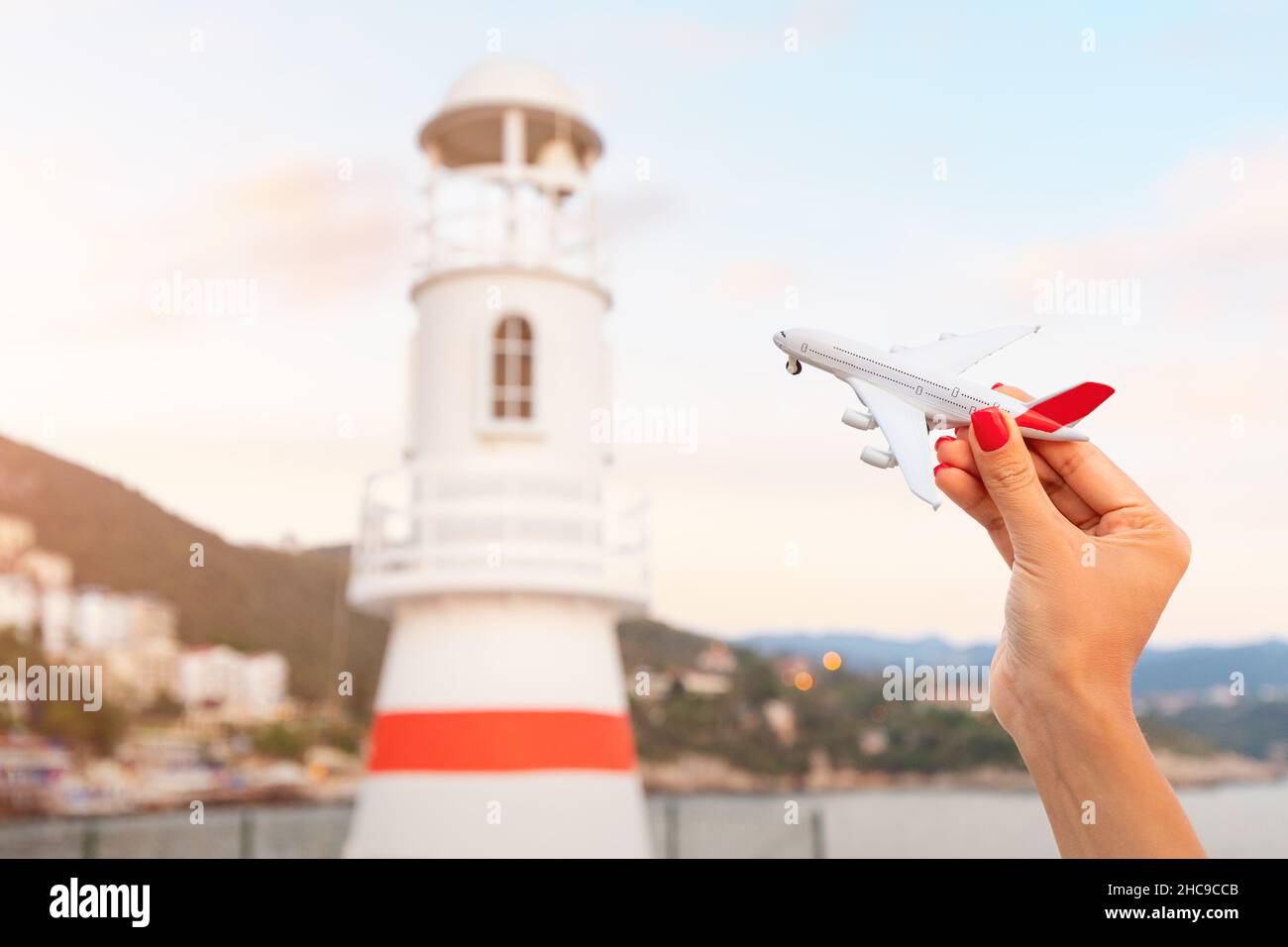 Un petit avion jouet sur le fond d'un phare dans la ville de Kas en Turquie.Le concept d'une compagnie aérienne et l'ouverture de nouvelles destinations pour exp Banque D'Images