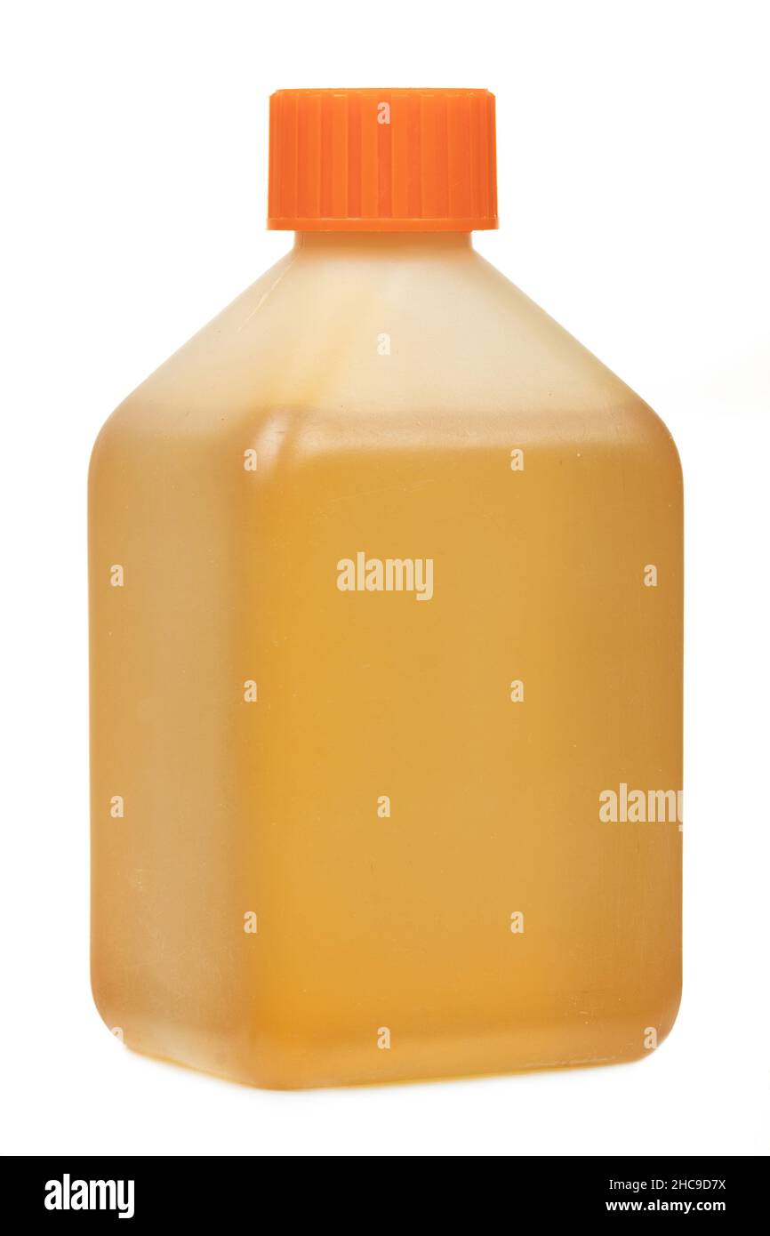 Flacon en plastique transparent avec bouchon orange, rempli de liquide jaune, sans étiquette, isolé sur fond blanc Banque D'Images