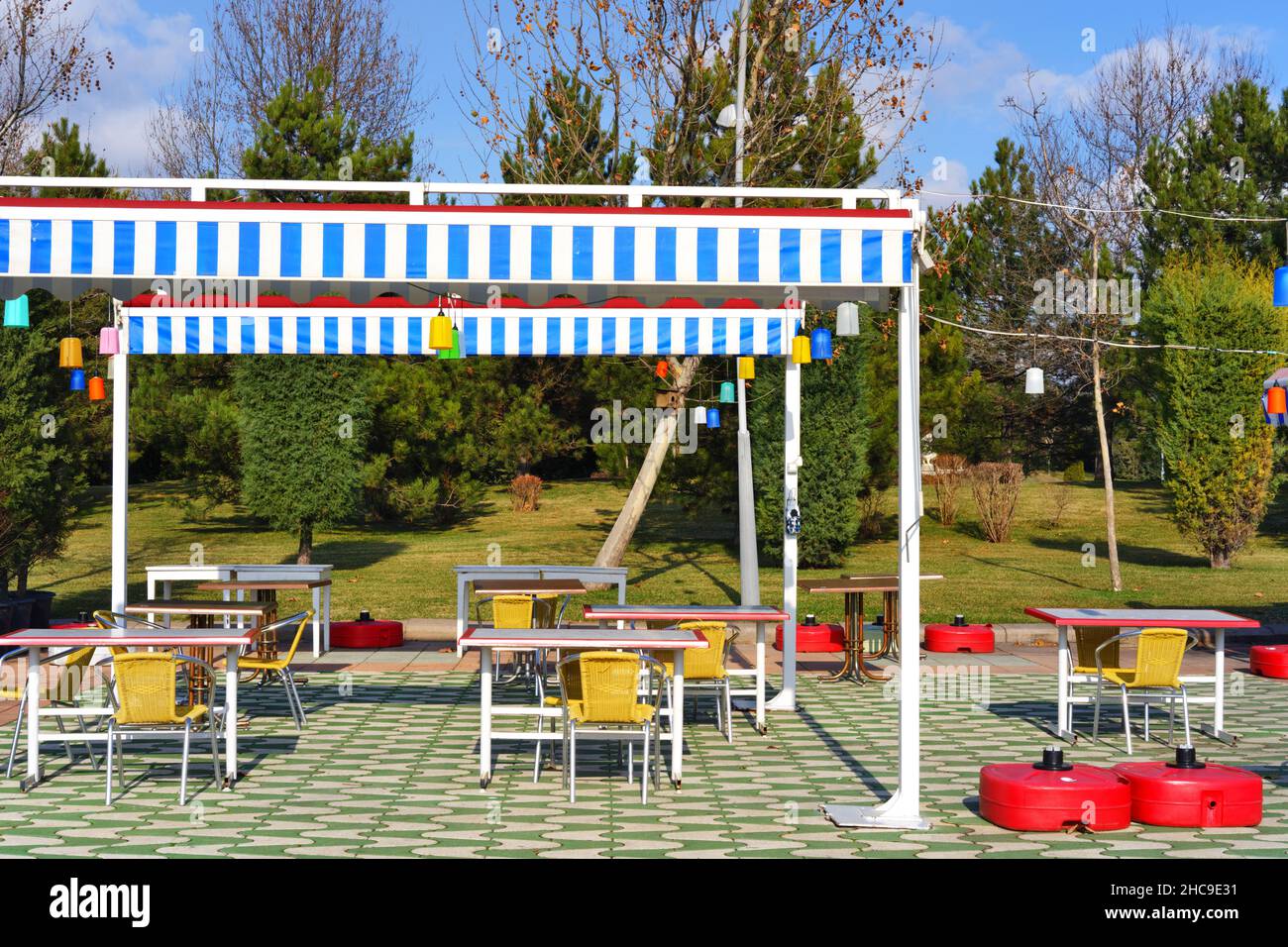 Chaises et tables à l'extérieur d'un simple café à l'extérieur avec personne Banque D'Images