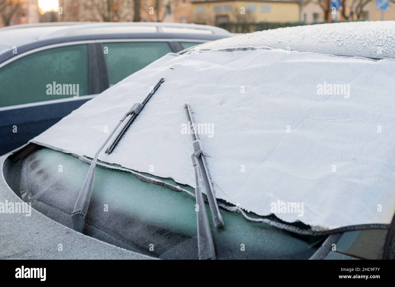 Pour éviter le givrage, le pare-brise a été recouvert Banque D'Images Pour éviter le givrage, le pare-brise a été recouvert Banque D'Images
