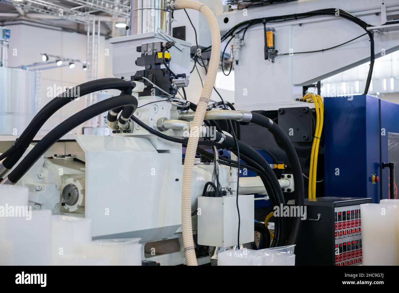 Fait partie de la machine automatique de moulage par injection de plastique pendant le travail Banque D'Images