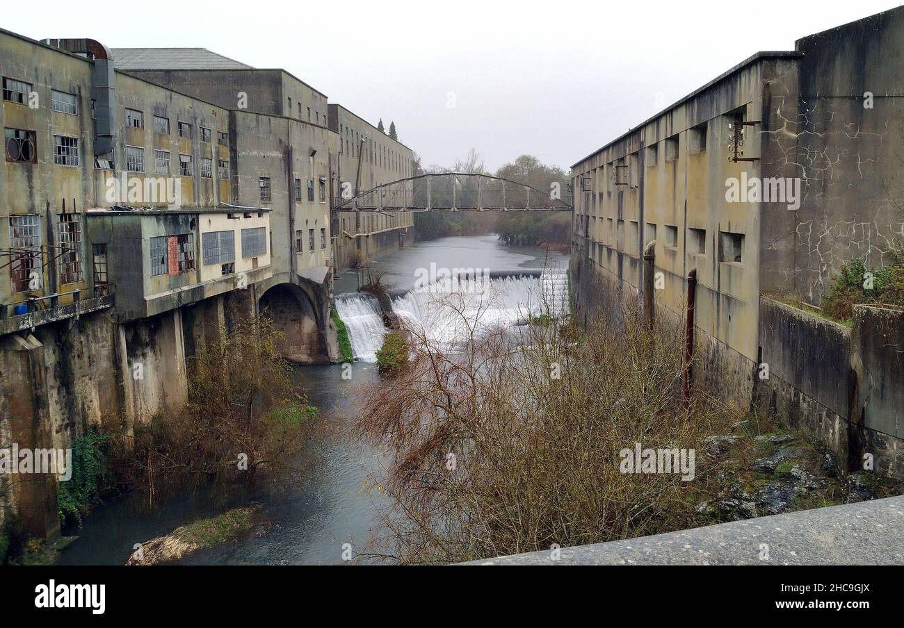 Ancien moulin à papier de Matrena, Fabrica de Papel de Matrena, ouvert en 1900, exploité jusqu'en 1999, vue sur le fleuve Nabao, Tomar, Portugal Banque D'Images