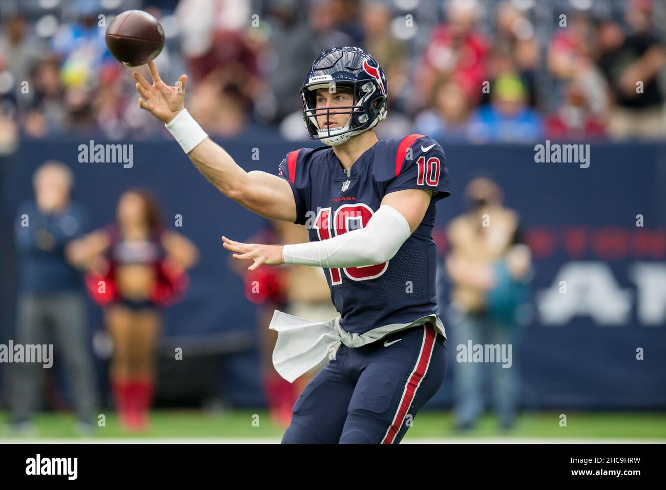 Houston, Texas, États-Unis.26th décembre 2021.Le quarterback des Texans de  Houston Davis Mills (10) lance un pass pendant le premier quart d'un match  de football de la NFL entre les Chargers de Los