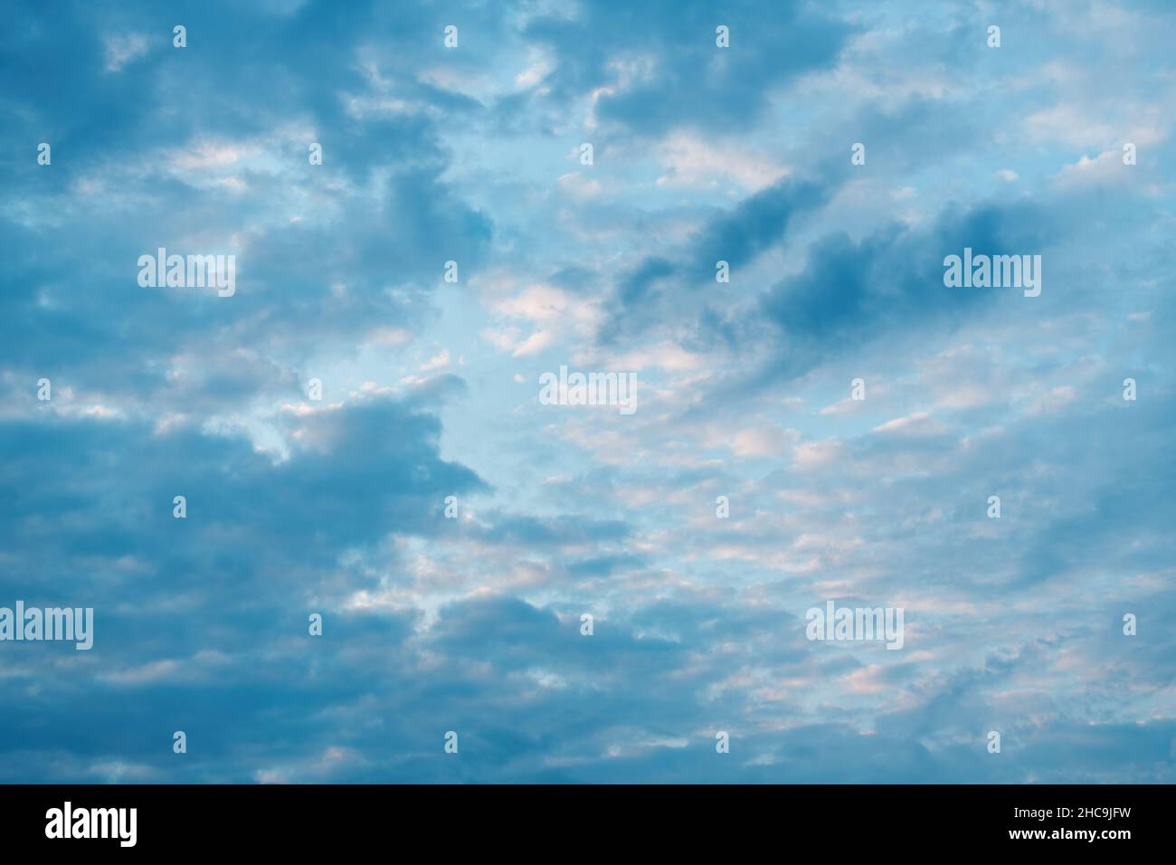 Des cumulus orageux spectaculaires au ciel au crépuscule du printemps, image bleue froide Banque D'Images