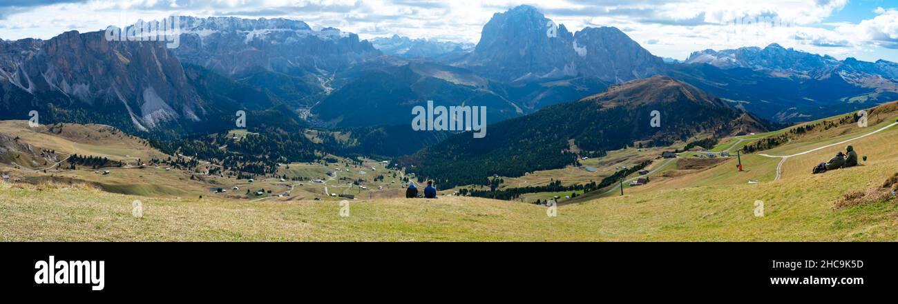 Couple assis avec vue sur les Dolomites dans les Alpes européennes.GARDENA Pass, Italie Banque D'Images