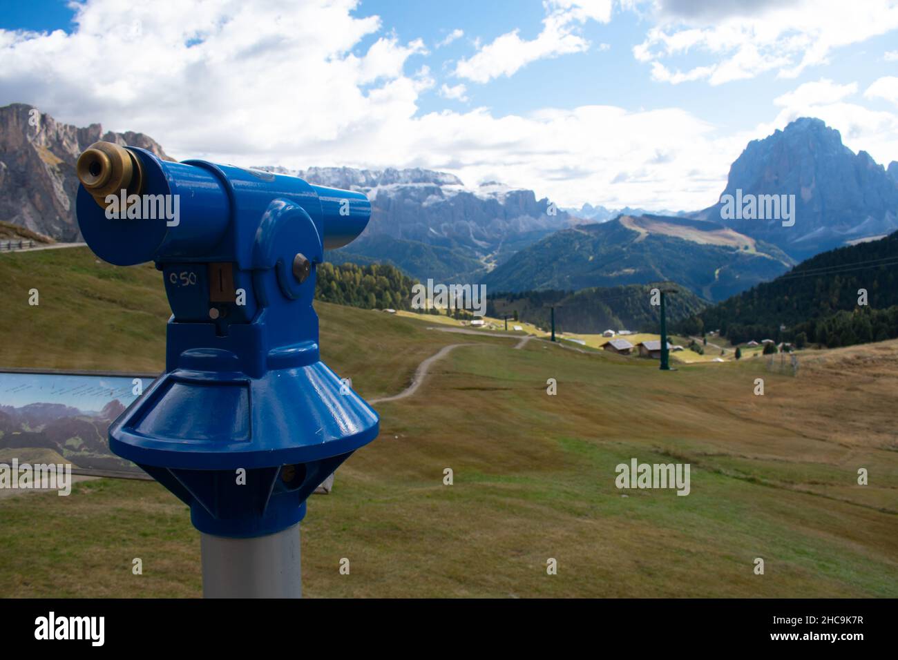 Télescope et carte des Dolomites avec montagnes en arrière-plan.Alpes européennes, Col de Gardena, Italie Banque D'Images