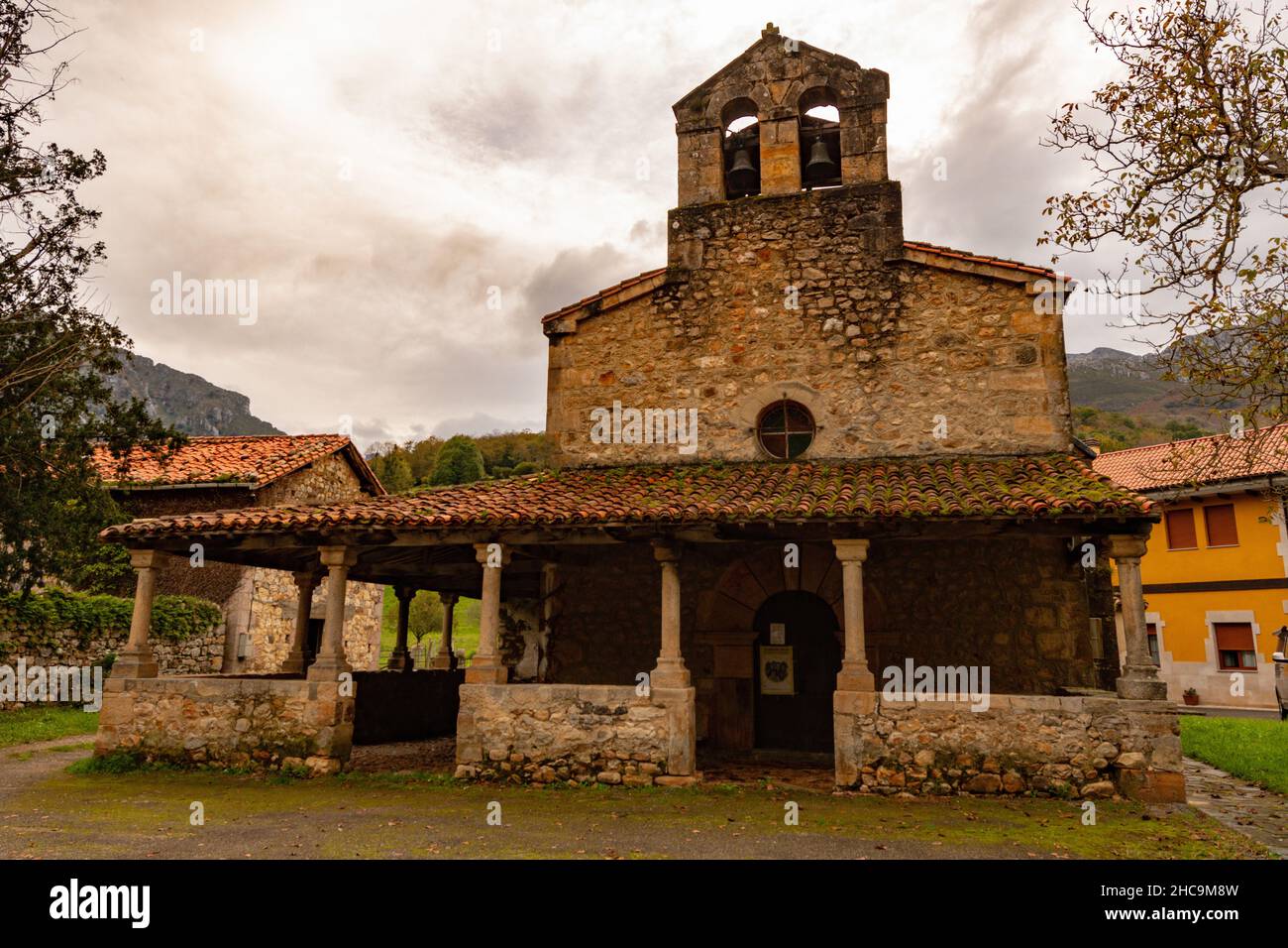 Église romane de Maria Magdalena à Poo de Cabrales Banque D'Images