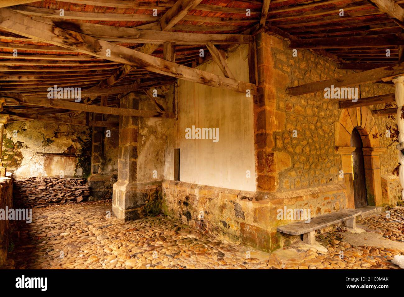 Église romane de Maria Magdalena à Poo de Cabrales Banque D'Images