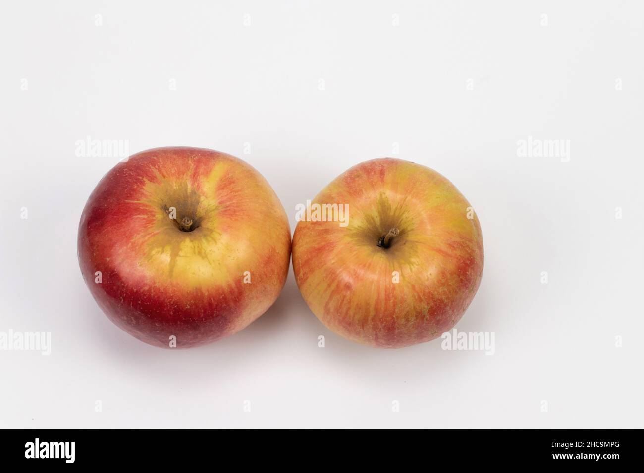 Deux pommes fraîches isolées sur blanc. Banque D'Images