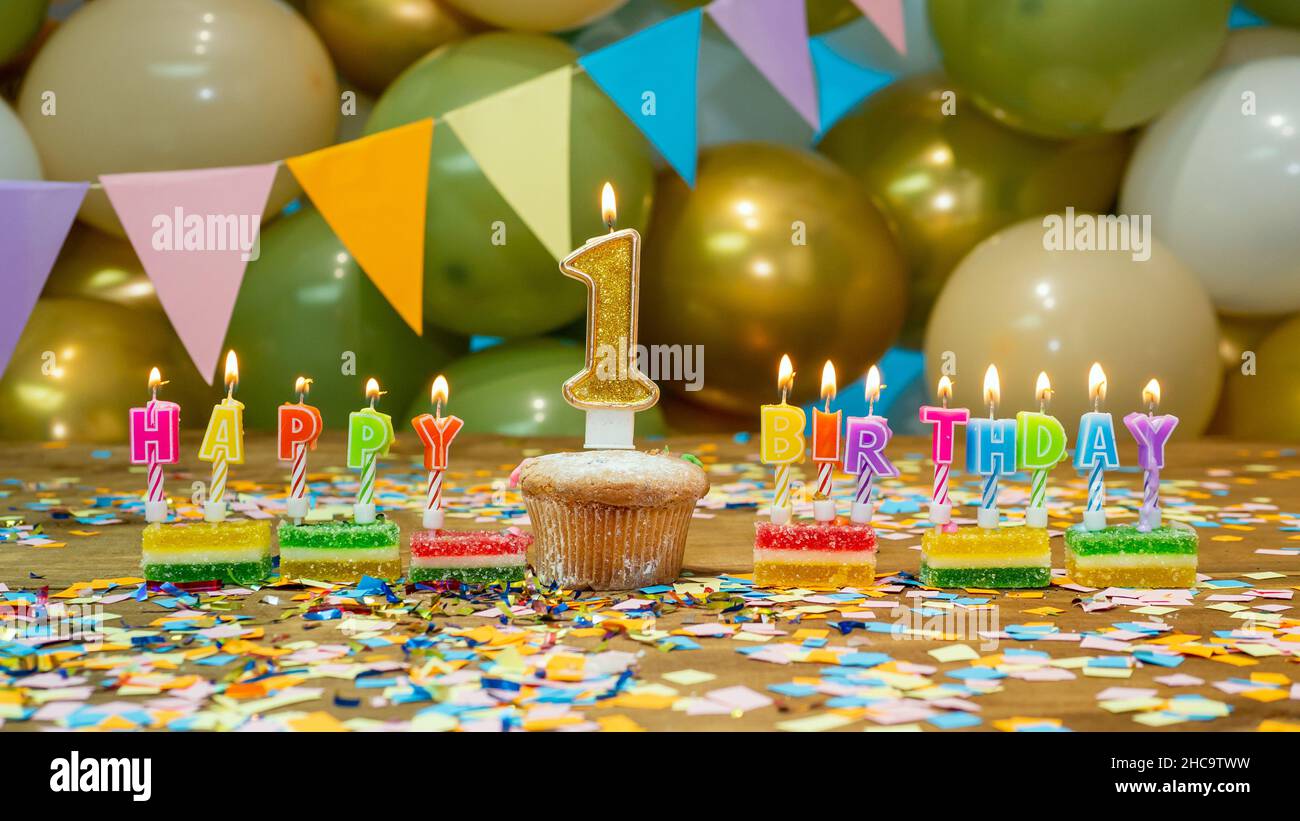 Joyeux Anniversaire Pour Bebe De 1 Ans Carte De Voeux Gateau De Fete Avec Bougies Allumees Et Decorations D Anniversaire Sur Fond Bleu Photo Stock Alamy